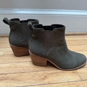Toms Everly Cutout Boot in Dark Olive, size 8.5